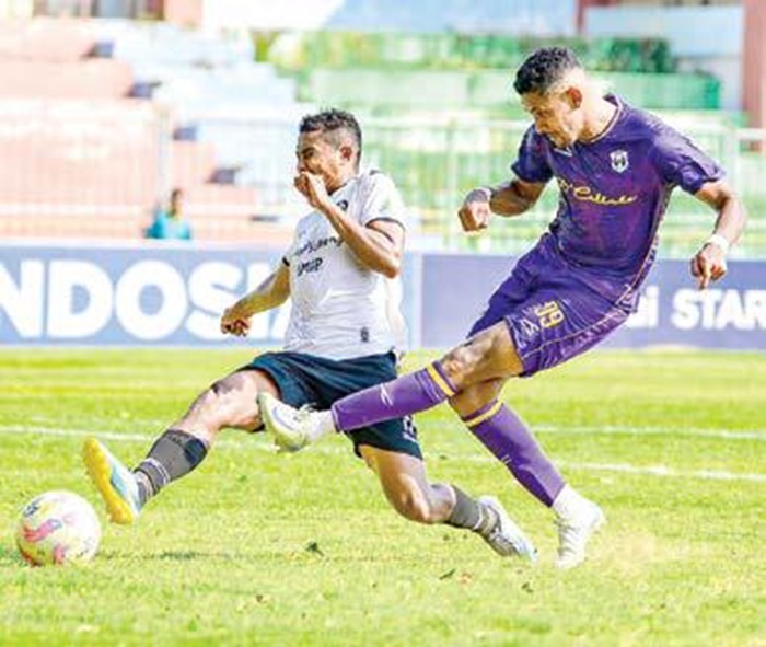 GANTI HOMEBASE: Pemain RANS Nusantara (kanan) melepaskan tembakan dalam laga babak playoff Liga 2 melawan Persepal Palu beberapa waktu lalu.