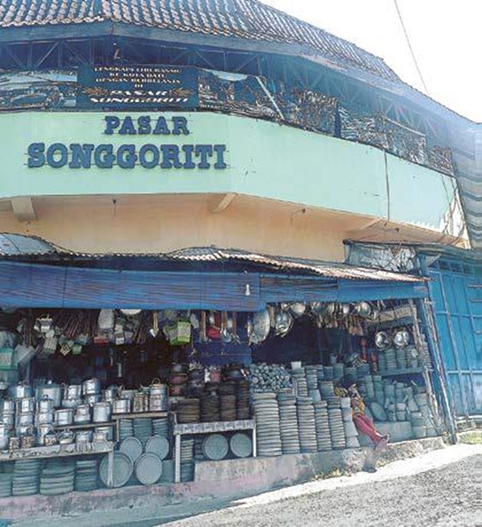 SEPI: Suasana Pasar Wisata Songgoriti tampak dari depan hanya ada satu kios milik Sumani yang buka pada Selasa lalu (3/6).