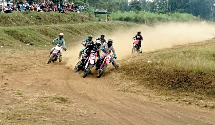 DIPERBAIKI: Atlet Grasstrack Kota Batu melakukan latihan bersama di sirkuit Jalur Lingkar Barat, Oro-Oro Ombo, pekan lalu.
