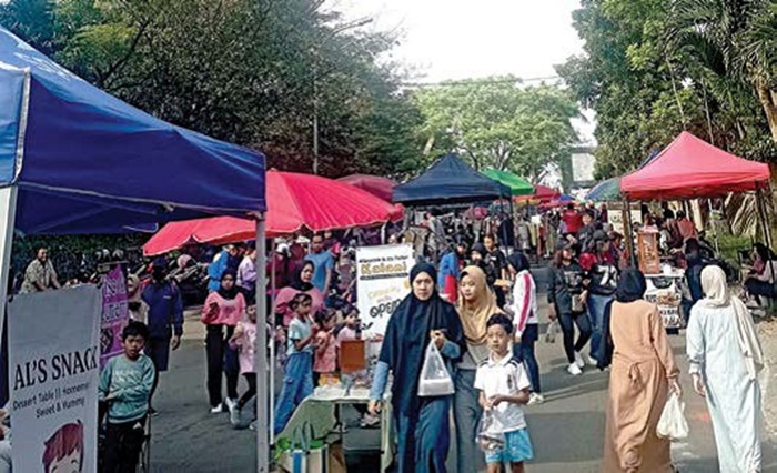 MEMBELUDAK: Area PKL CFD Mbatu Sae diserbu pengunjung kemarin (8/6).