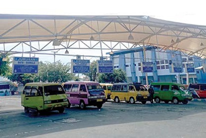 BEROPERASI: Beberapa angkutan kota (angkot) sedang menunggu penumpang di Terminal Kota Batu beberapa hari lalu.
