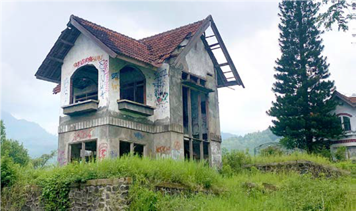 TERBENGKALAI: Salah satu rumah di Perumahan Bukit Batu Permata sudah rusak dan ditumbuhi rumput liar.