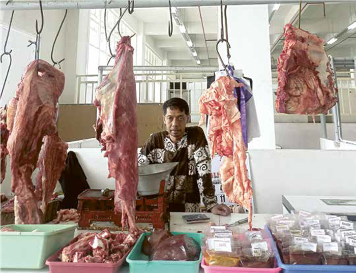 HAMPIR HABIS: Penjualan daging di Pasar Induk Among Tani Batu tetap bergeliat di tengah perayaan Hari Raya Idul Adha. Penjual daging di sana hanya libur pada hari H saja. Mereka sudah mulai berjualan