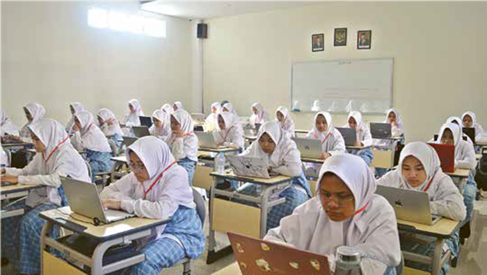SEMANGAT: Para santri putri SMA Al Izzah IIBS belajar dengan nyaman di dalam kelas.