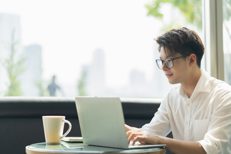Ilustrasi Menatap Laptop dengan Kacamata Anti Radiasi (Freepik.com)