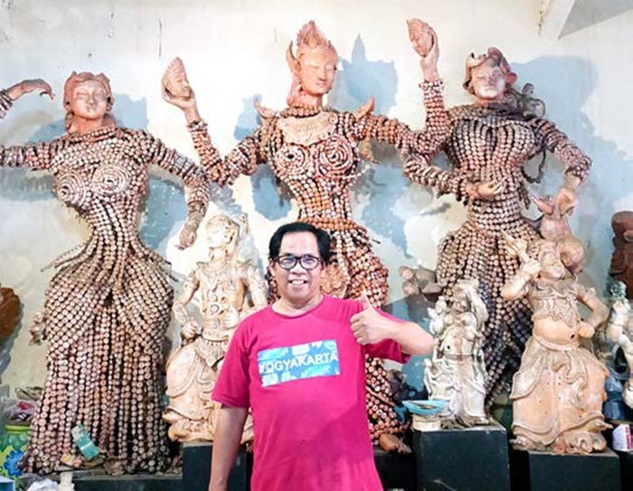 KREATIF: Ponimin berdiri di depan karyanya berjudul Takdir dan Pilihan Asmara yang dibuatnya pada tahun 2018 lalu.