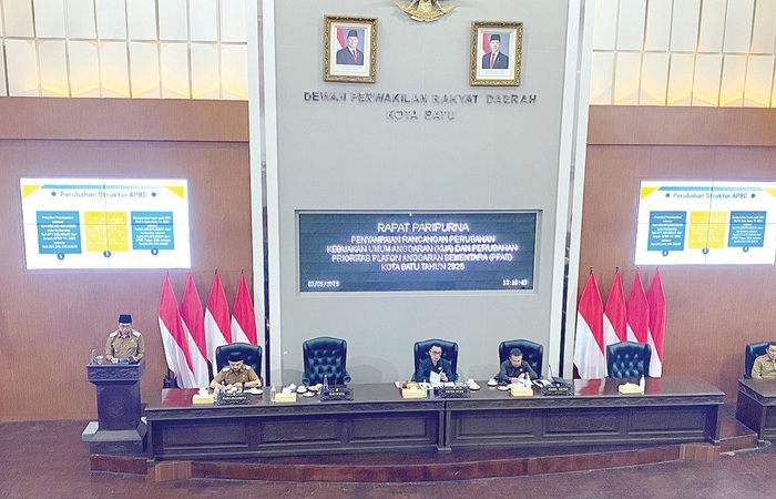 TETAPKAN KUAPPAS: Wali Kota Batu Nurochman sedang menyampaikan rancangan KUA PPAS 2025 dalam Rapat Paripurna di Gedung DPRD Kota Batu kemarin (10/6).