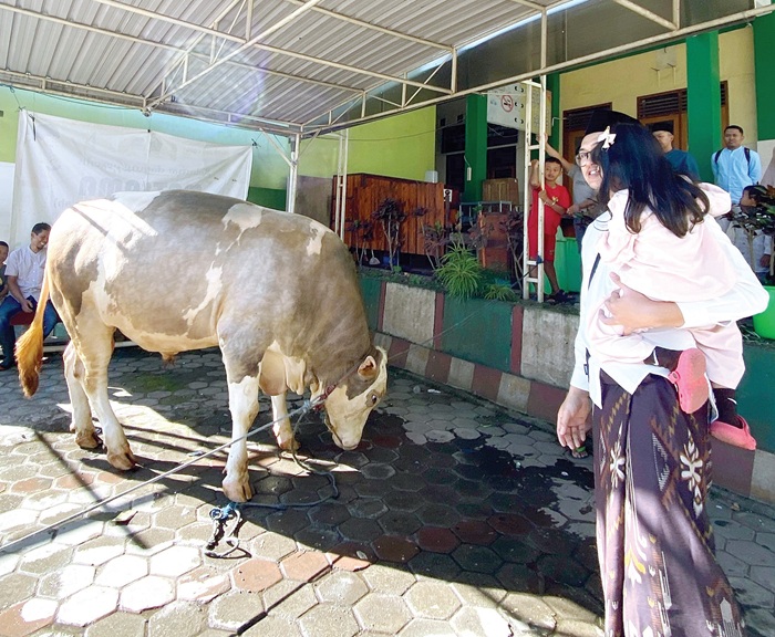 BAKAL DISEMBELIH: Salah satu hewan kurban di Masjid Nurul Hidayah, Desa Pesanggrahan, Kecamatan Batu akan disembelih beberapa waktu lalu.