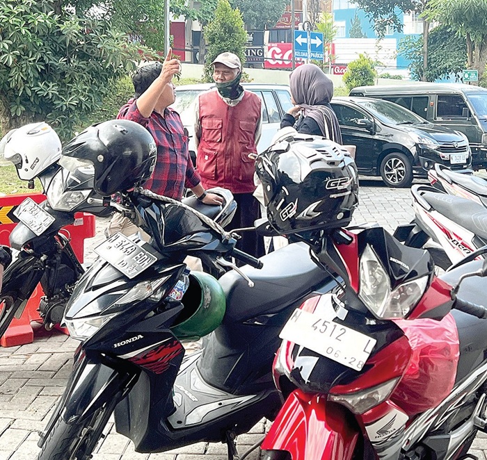 MENUNGGU PELANGGAN: Penyedia jasa ojek di Pasar Induk Among Tani Batu sedang menunggu pelangga beberapa hari lalu.