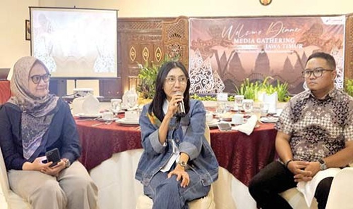 JAWAB PERTANYAAN: Corporate Secretary Pertamina Patra Niaga Jatimbalinus Heppy Wulandari (tengah), Senior Manager Communication Dian Hapsari (kiri), Area Manager Communication, Relations, and CSR Ahad
