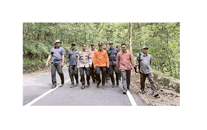 PENINJAUAN: Tim gabungan meninjau jalur Cangar-Pacet setelah rampung dilakukan perbaikan pascalongsor pada Kamis lalu (12/6).