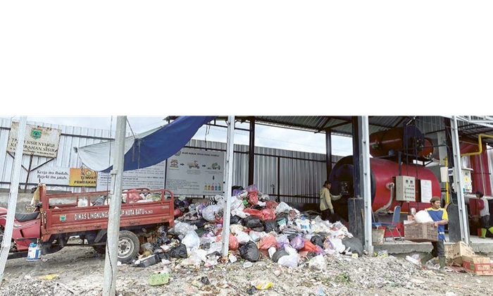 SEDANG BEROPERASI: Para pekerja di TPS3R Kelurahan Sisir sedang membakar sampah beberapa waktu lalu.