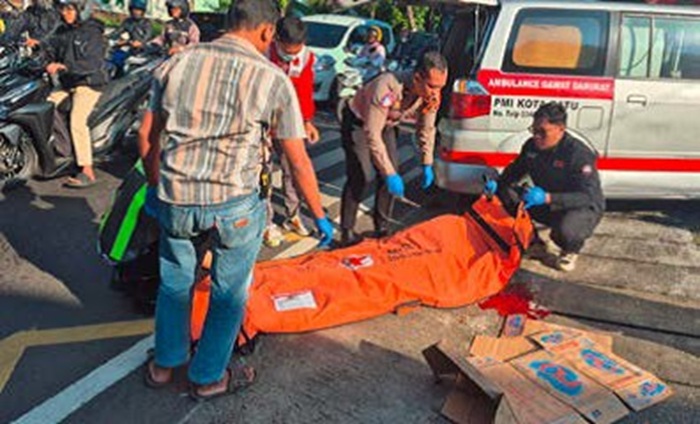 EVAKUASI: Korban meninggal dunia dalam kecelakaan di Jalan Raya Pattimura, Kelurahan Termas, Kecamatan Batu dievakuasi menuju ke RS Bhayangkara Hasta Brata kemarin (16/6).