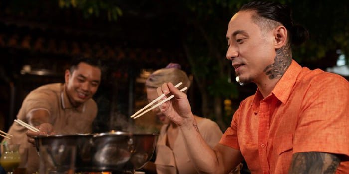 Gambar Orang Menikmati Kuliner (sumber foto: freepik)