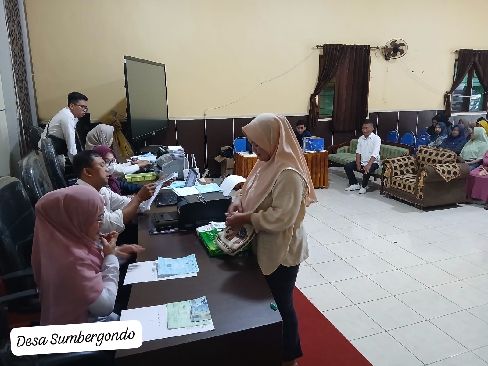 BAYAR PAJAK: Bapenda Kota Batu melakukan kegiatan rutin keliling desa untuk mempermudah masyarakat membayar pajak.