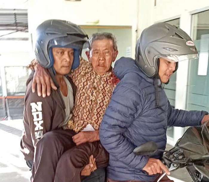 PROSES EVAKUASI: Warsit, 88, (tengah) dibopong pengendara motor yang menyerempetnya Sutrisno, 39, untuk dibawa ke Rumah Sakit Karsa Husada kemarin (18/6).