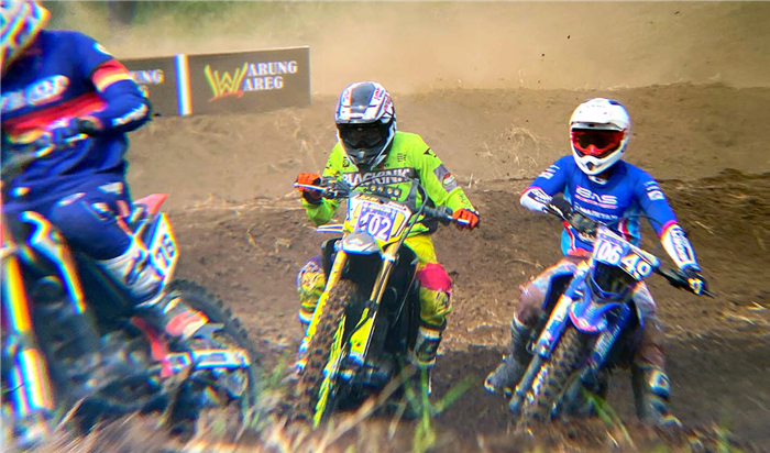 HARI PERTAMA: Dua atlet grasstrack melintasi salah satu obstacle di Sirkuit Jalibar, Desa Oro-Oro Ombo, Kota Batu, kemarin (19/6). Mereka berebut mencatatkan waktu tercepat.