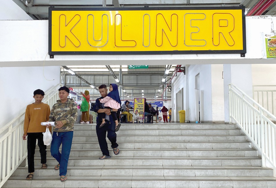 TARGET HALAL: Zona Kuliner di Pasar Induk Among Tani Batu dipadati pengunjung saat makan siang beberapa hari lalu.