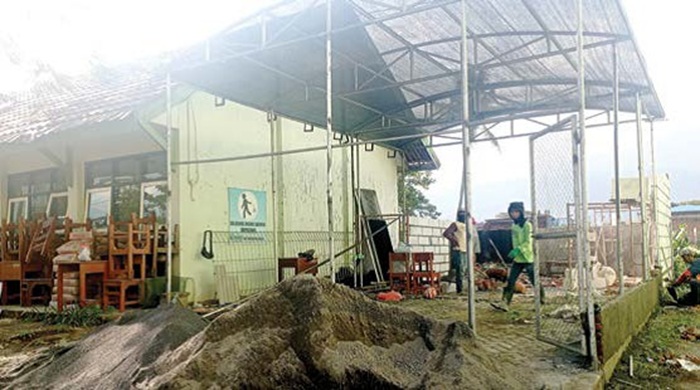 BERPROGRES: Perbaikan gedung bekas MTsN yang akan digunakan operasional MIN Kota Batu terus berjalan.