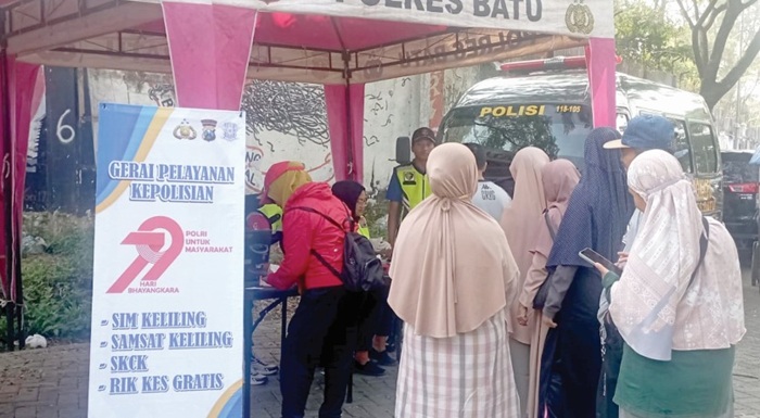 ANTUSIAS: Beberapa orang mengantre layanan keliling Polres Batu di CFD Mbatu Sae  kemarin (22/6).