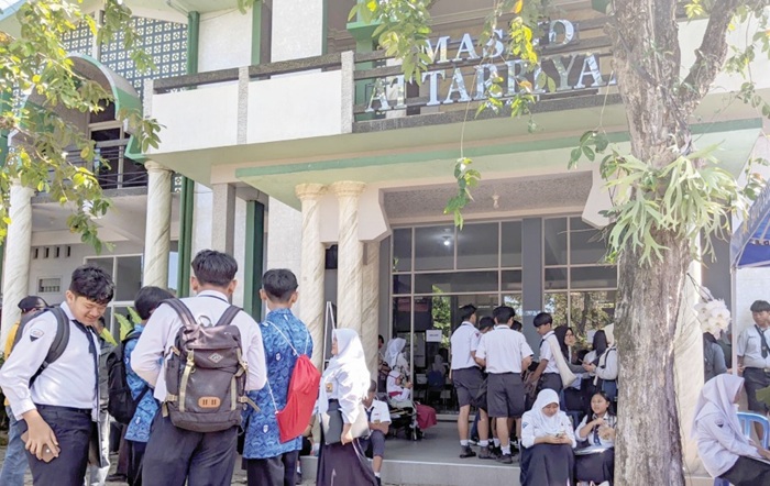 ANTRE: Ratusan murid baru SMAN 1 Batu yang diterima melalui SPMB tahap I melakukan daftar ulang beberapa hari lalu. 