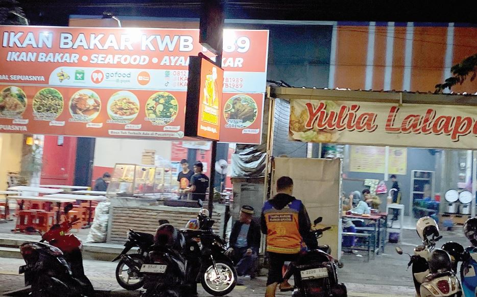 DITARGET PAJAK: Salah satu warung makan di Jalan Diponegoro beroperasi hingga malam hari.