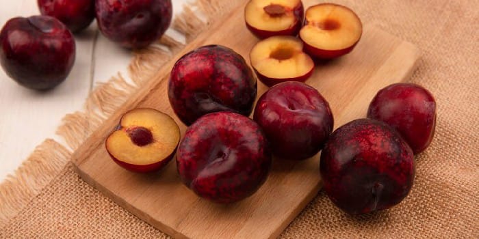Buah Plum (sumber foto: freepik)
