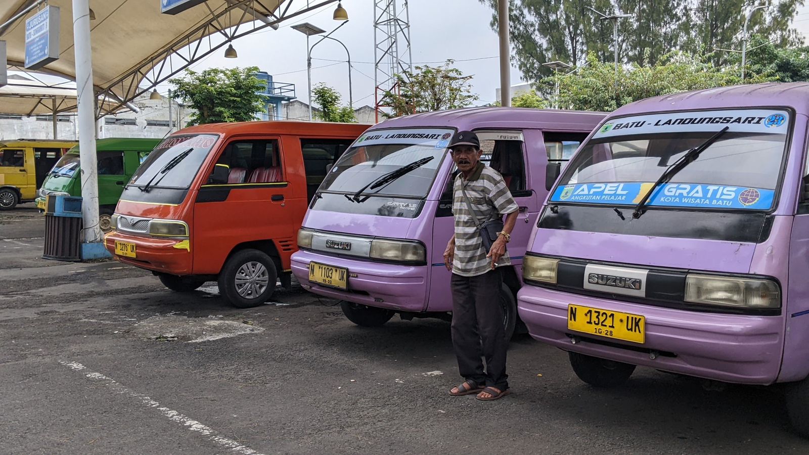 TUNGGU PENUMPANG: Sopir apel gratis menunggu penumpang di Terminal Kota Batu beberapa hari lalu.