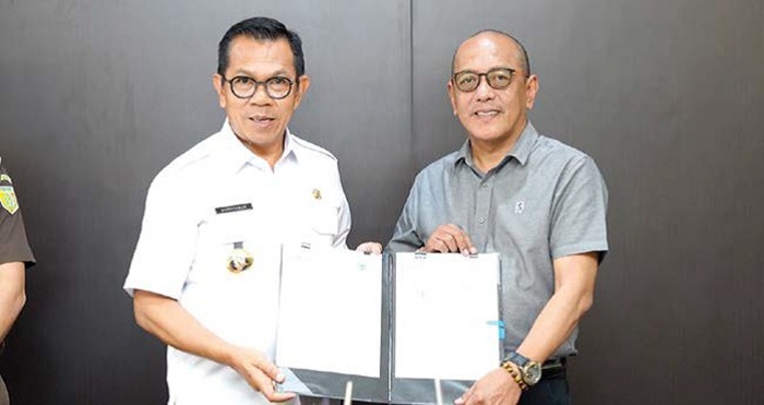 BUAT KESEPAKATAN: Wali Kota Batu Nurochman menandatangani kesepakatan bersama LBH terakreditasi di Ruang Rapat Utama, Balai Kota Among Tani pada Rabu lalu (25/6).
