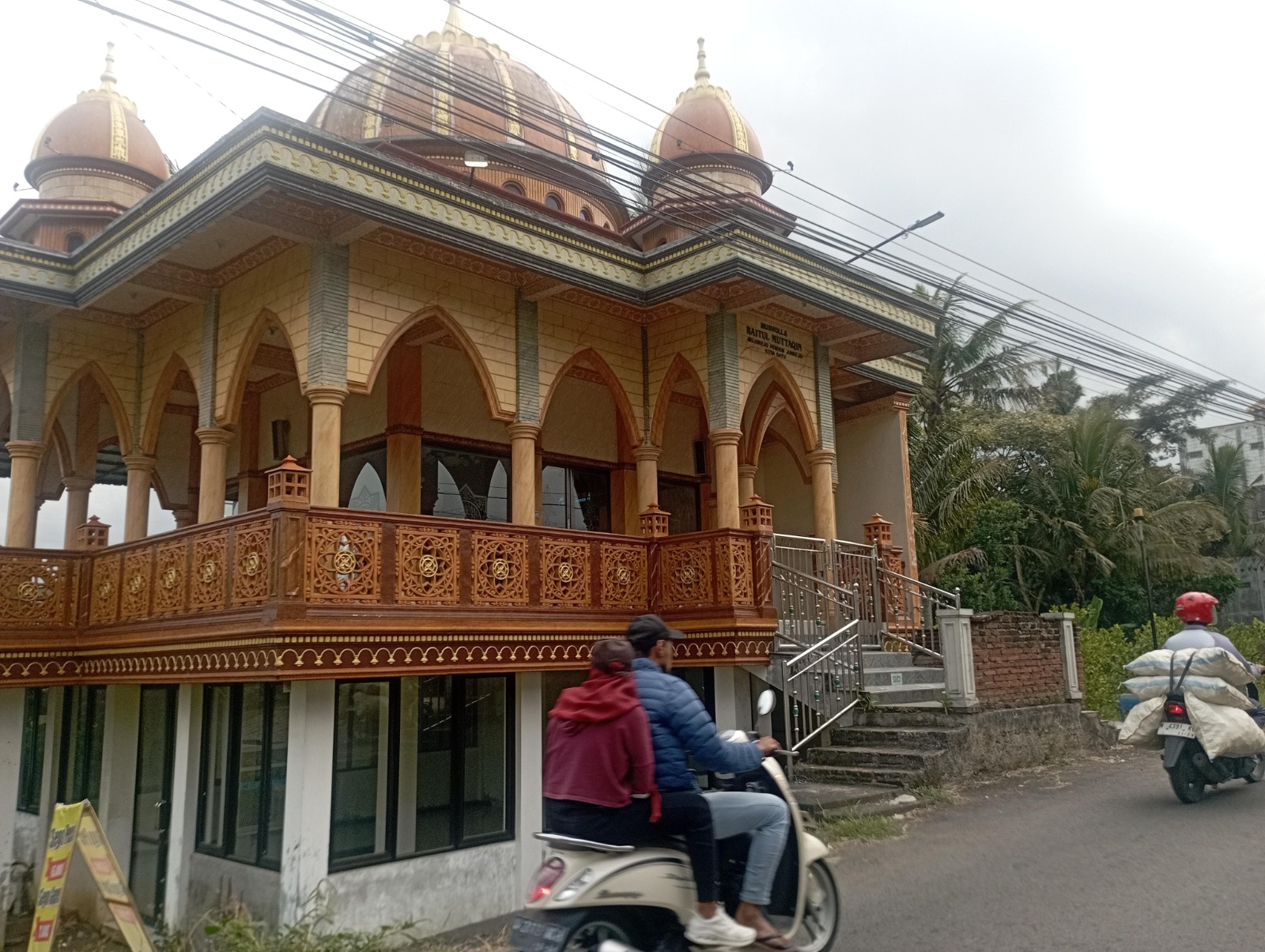 SUDAH BERSERTIFIKAT: Musala Baitul Muttaqin di Jalan Tegalgondo, Desa Pendem, Kecamatan Junrejo sudah bersertifikat wakaf.