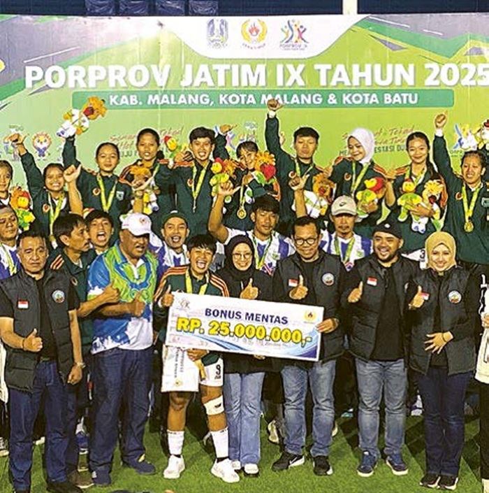 MEMBANGGAKAN: Tim sepak bola putri Kota Batu berhasil meraih medali emas pada partai final Porprov IX Jatim di Stadion Gelora Brantas Kota Batu kemarin (28/6).