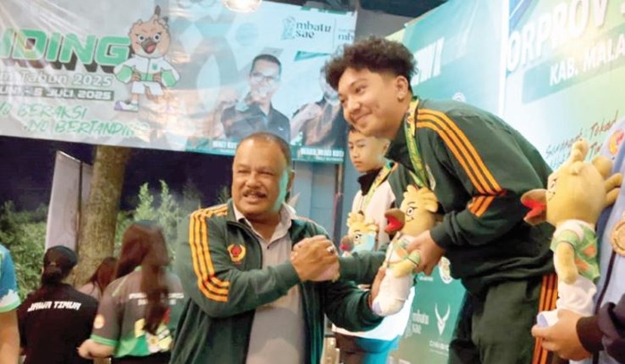 TOREHKAN PRESTASI: Ketua KONI Kota Batu Sentot Ari Wahyudi memberi semangat kepada atlet cabor biliar di Carabao Bistro pada Minggu (29/6).