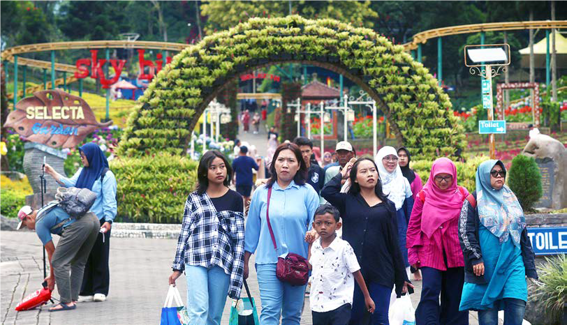 MOMENTUM: Wisatawan menikmati kesejukan dan keindahan Taman Rekreasi Selecta di Kota Batu kemarin (1/7). Saat weekend, jumlah pengunjung bisa mencapai 5.000 orang.