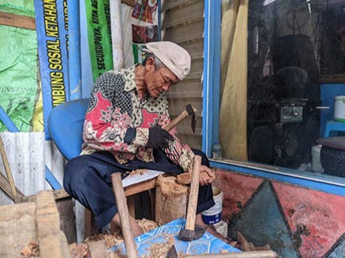 BERTAHAN: Proses produksi kerajinan cobek salah satu UMKM di Kampung Rejoso, Kecamatan Junrejo beberapa hari lalu.
