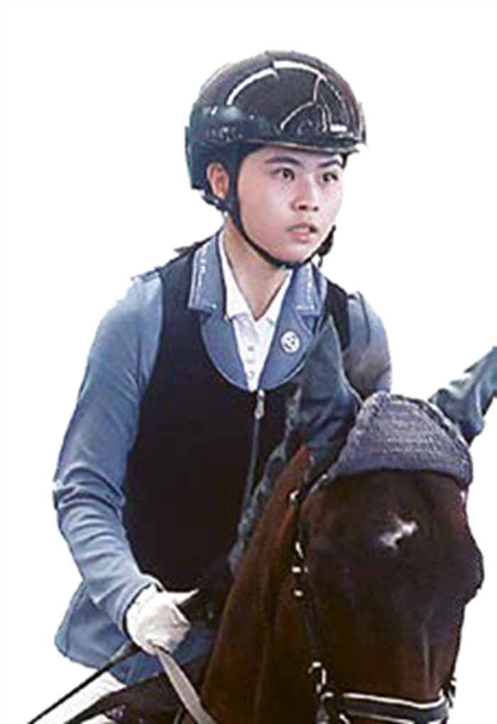 ON FIRE: Atlet Berkuda Equestrian Kota Batu berhasil melewati palang rintang di Puncak Jaya Royal Stable, Kota Malang kemarin.