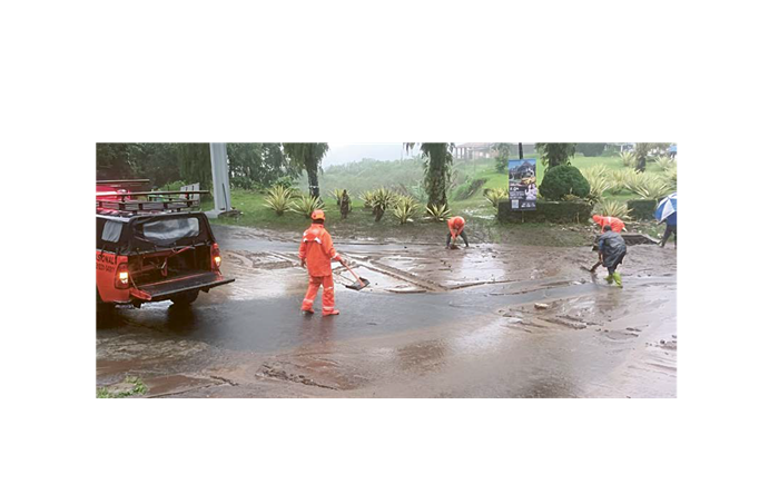 PEMBERSIHAN: Tim BPBD dan relawan membersihkan area banjir luapan di Taman Rekreasi Selecta kemarin.