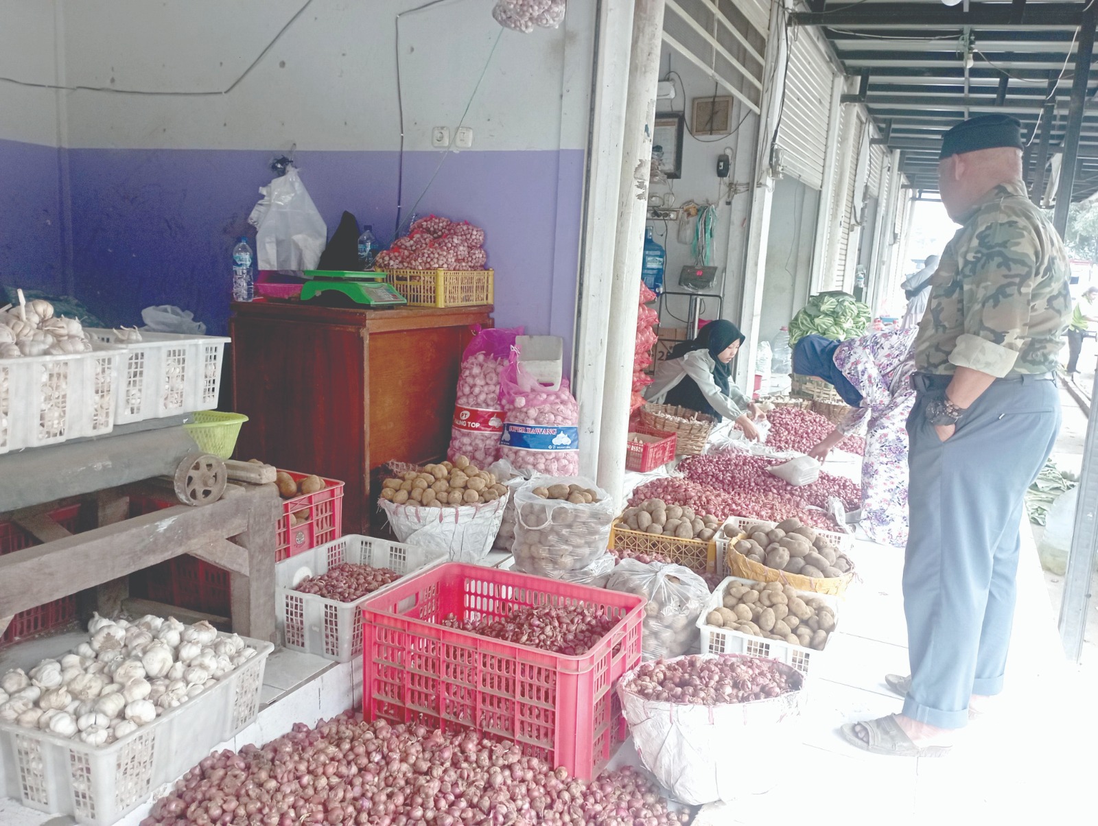 PASAR SAYUR: Stok bawang merah di Pasar Sayur Kota Batu tampak melimpah.