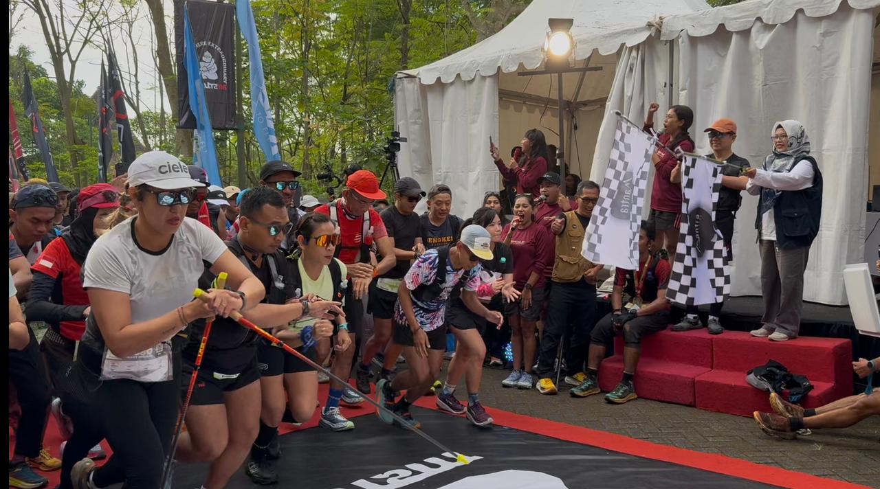 SEMANGAT: Kepala Dinas Kehutanan diwakili oleh PLT Kepala UPT Tahura Raden Soerjo Agustiningtyas Marini, S.Hut, M.AP mengangkat bendera start (Flag Off) pelari Trail Run.