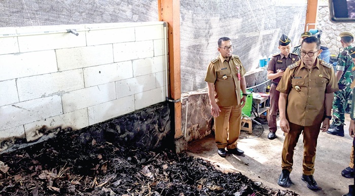 KICK OFF: Wali Kota Batu Nurochman dan Wakil Wali Kota Batu Heli Suyanto meninjau langsung big composter di TPA Tlekung kemarin (8/7).