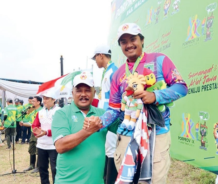 BERI APRESIASI: Ketua KONI Kota Batu Sentot Ari Wahyudi menyerahkan bonus mentas pada salah seorang atlet cabor Horseback Archery (HBA) beberapa waktu lalu.