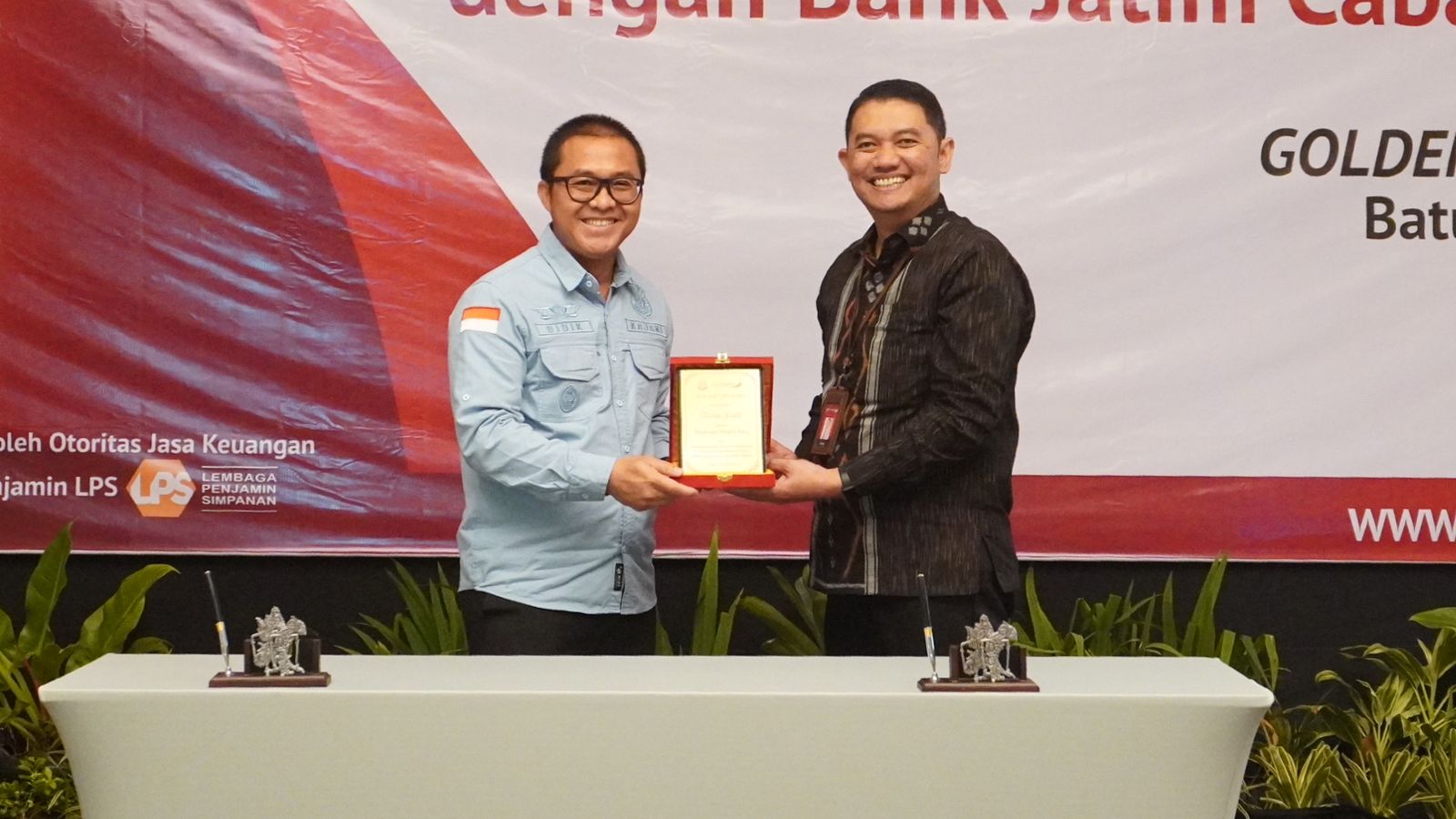 CINDERA MATA: Pemimpin Cabang Bank Jatim Cabang Batu Andri Sastrawan (kanan) menyerahkan kenang-kenangan kepada Kajari Batu  Didik Adyotomo SH MH.