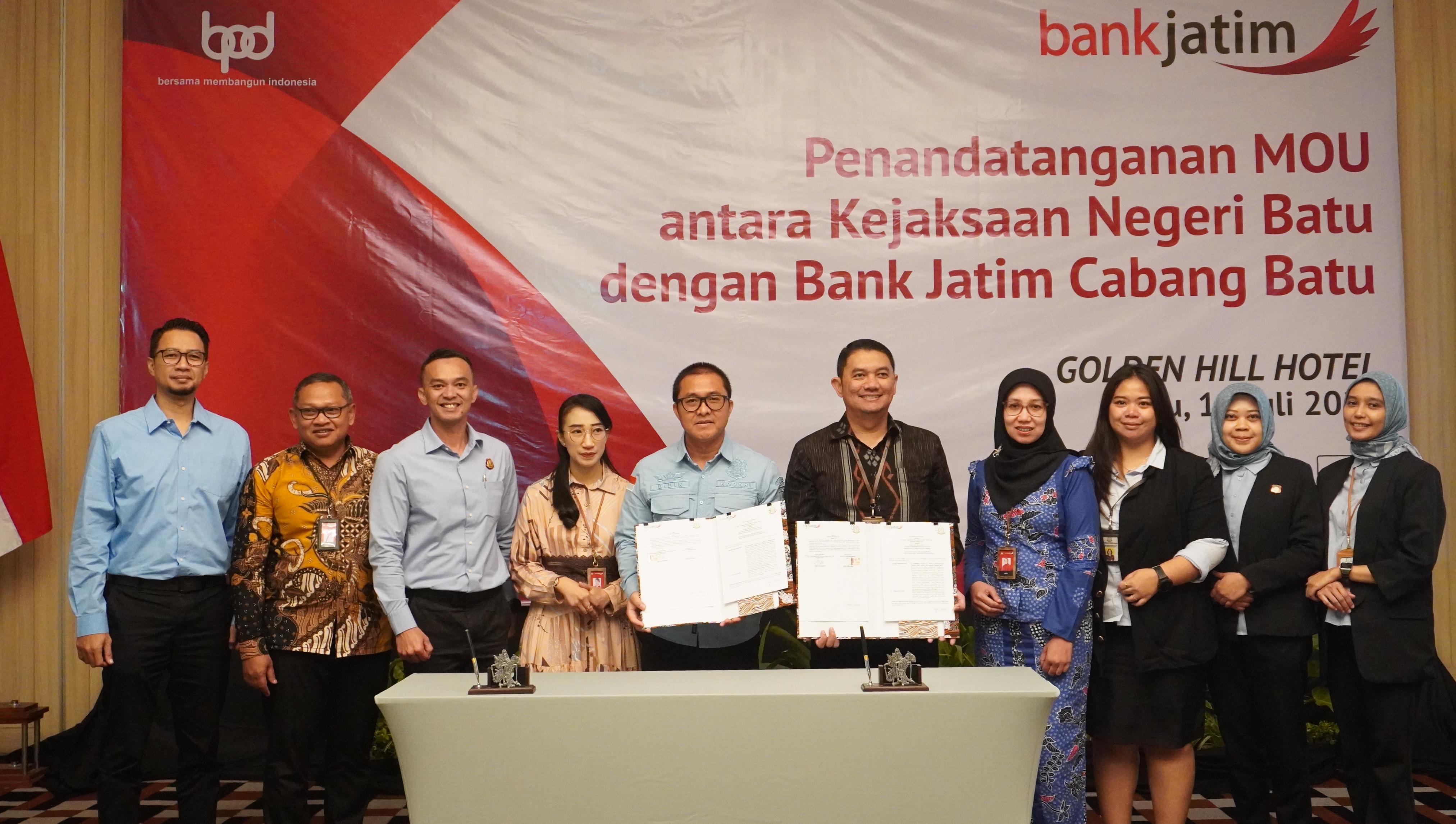SINERGI: Jajaran Pimpinan Bank Jatim Cabang Batu foto bersama dengan para pimpinan Kajari Batu usai penandatanganan MoU, Kamis (10/7).