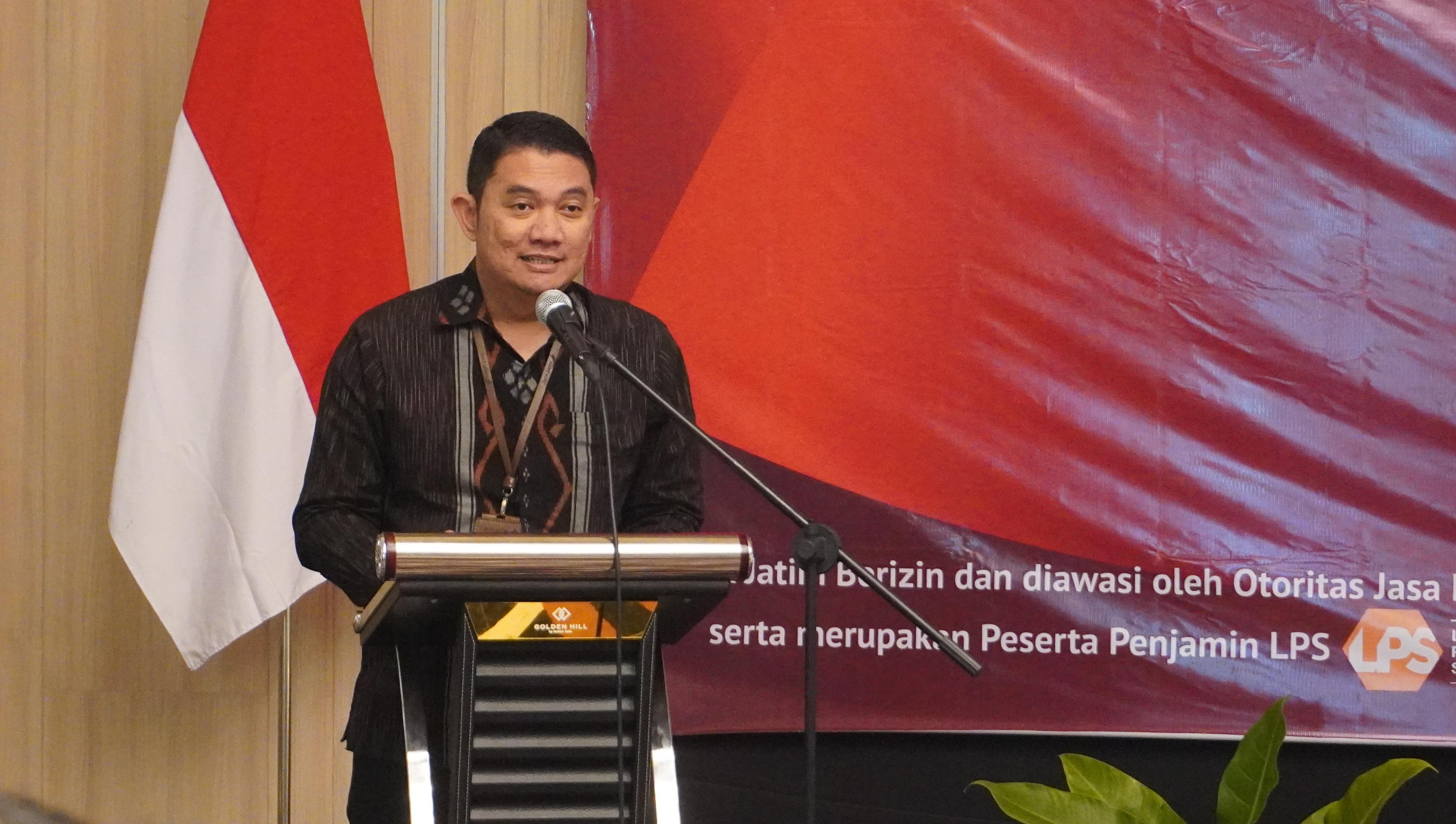 BERI SAMBUTAN: Pemimpin Cabang Bank Jatim Cabang Batu Andri Sastrawan.