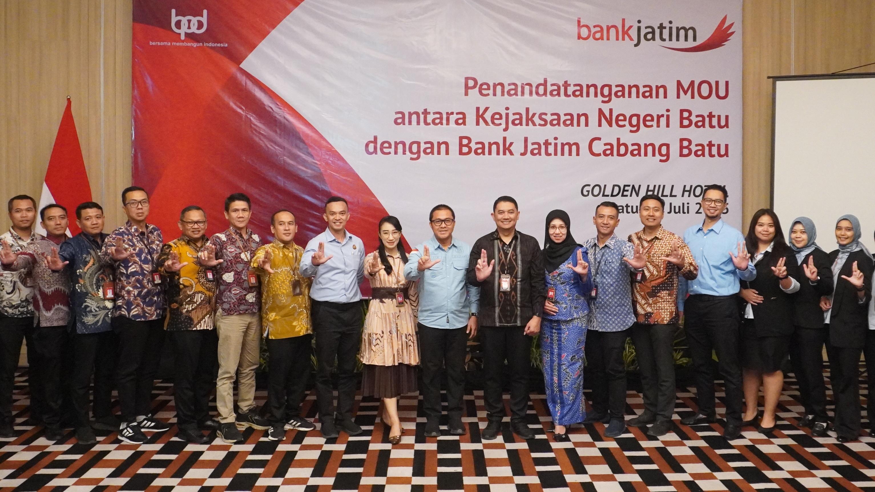 MAKIN MAJU: Para pimpinan Bank Jatim Cabang Batu dan tim foto bersama dengan para pejabat Kejari Batu.