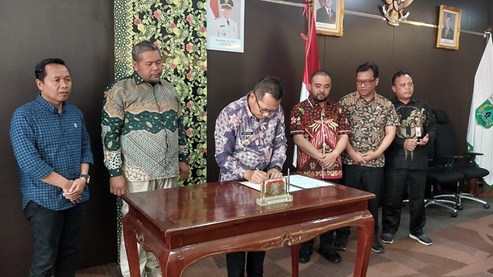 SERAHKAN PSU: Wali Kota Batu Nurochman (dua dari kiri) menandatangani berita acara serah terima PSU di Ruang Rapat Utama Balai Kota Among Tani Batu kemarin (10/7).