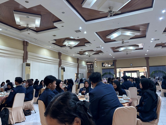 PRAKTIK: Mahasiswa Administrasi Niaga Polinema melaksanakan kegiatan Table Manner.