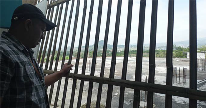 MENINJAU: Wakil Kepala Sekolah Bidang Kesiswaan SMPN 6 Batu Suwanto Andri Pamungkas melihat area lantai dua yang akan dijadikan lokasi pembangunan Ruang Kelas Baru.