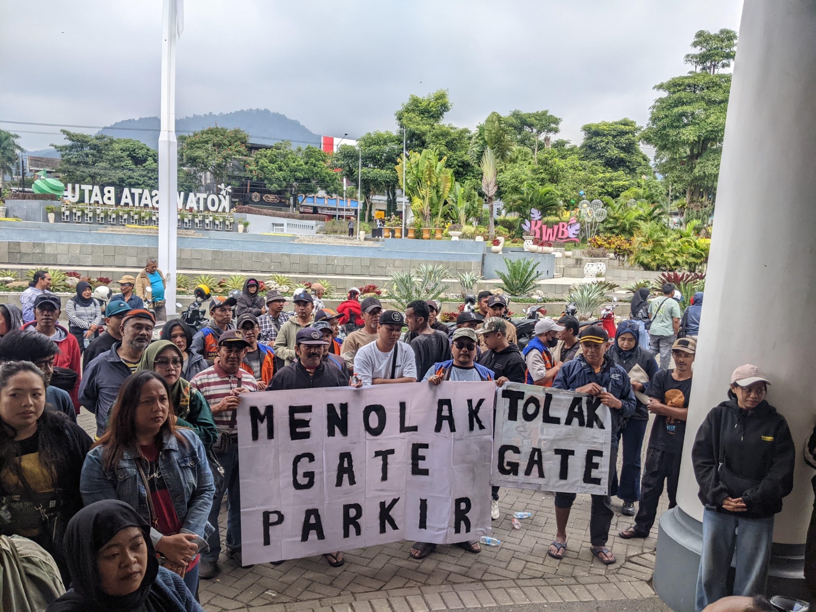 MASSA AKSI: Para jukir dan PKL Alun-Alun Kota Wisata Batu melakukan demontrasi penolakan pembangunan smart gate parking di Balai Kota Among Tani Batu kemarin (15/7).