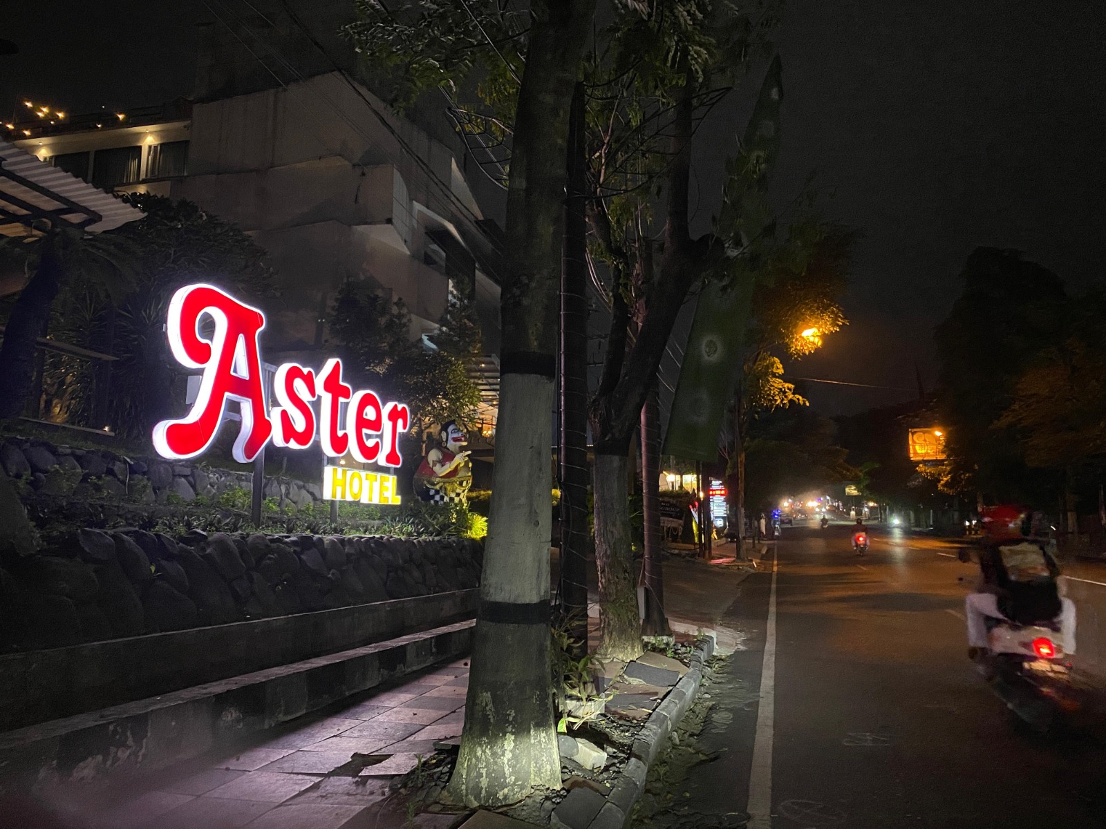 RUSAK: Trotoar di Jalan Trunojoyo tampak rusak dan akan dilakukan perbaikan pada Juli ini.