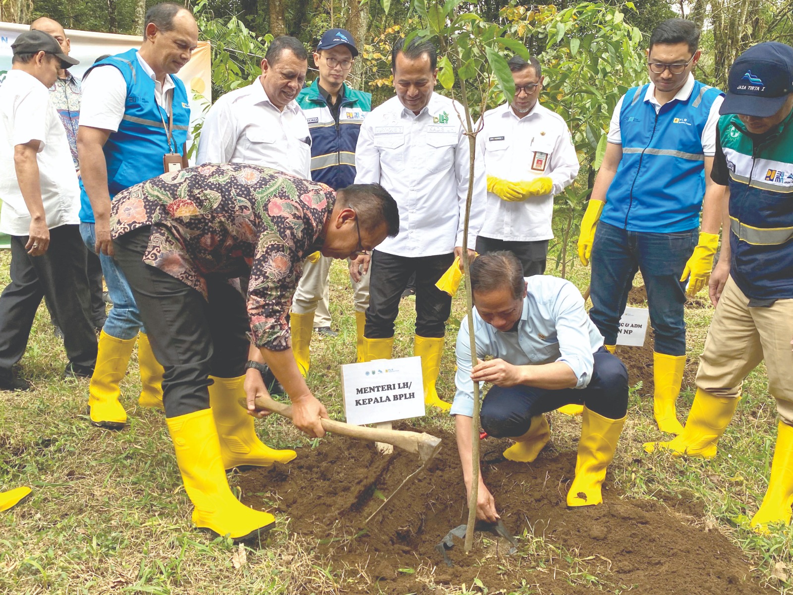 UPAYA MITIGASI: Menteri Lingkungan Hidup RI Hanif Faisol Nurofiq dan Wali Kota Batu Nurochman menanam pohon di kawasan hulu brantas di Arboretum Sumberbrantas, Kecamatan Bumiaji kemarin (16/7).